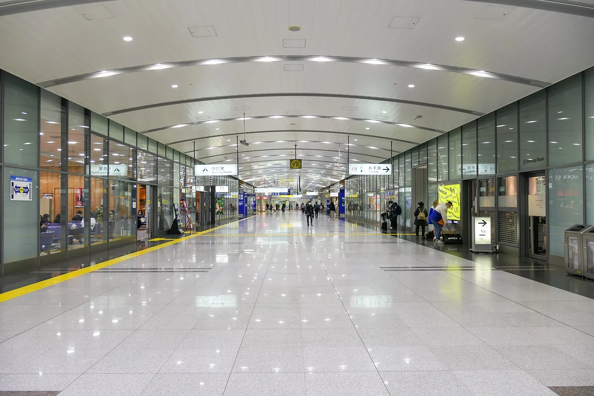 The shinkansen concourse inside the ticket gates at JR Shinagawa Station