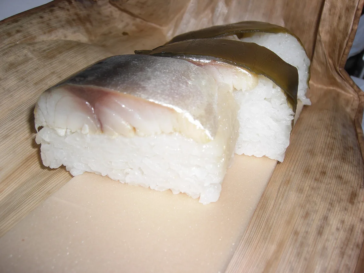 A length of saba-zushi wrapped in kombu on a lacquer tray at Izuu in Gion