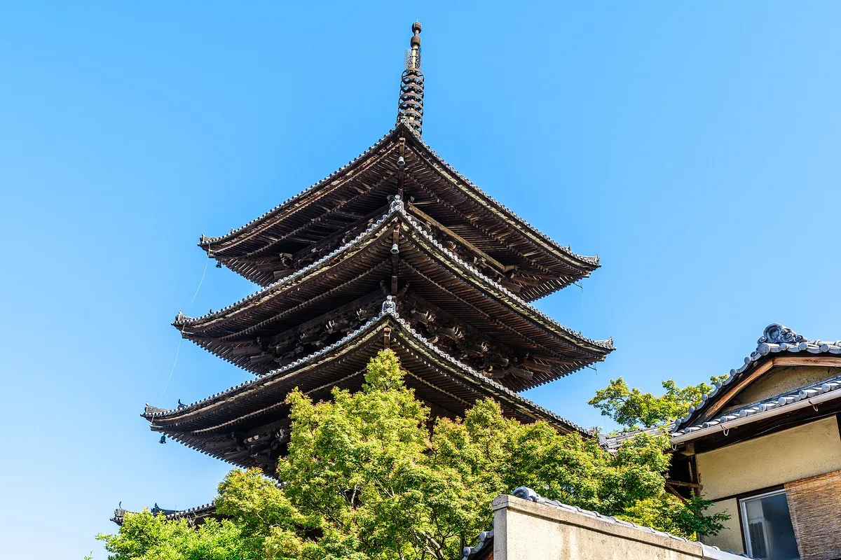 The stepped stone lane of Sannenzaka descending from Kiyomizu-dera at dawn